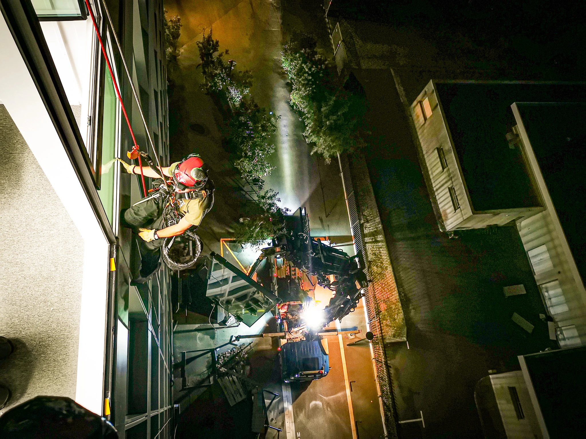 Remplacement nocturne d’un vitrage en façade urbaine